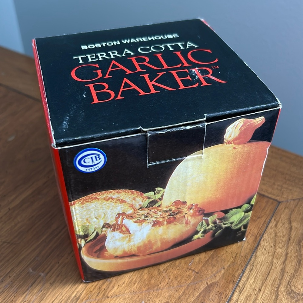 Boston Warehouse Terra Cotta Garlic Baker NIB